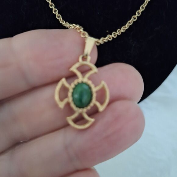 Avon Vintage Women's Necklace Baroness Maltese Cross Gold Tone Faux Jade - Picture 3 of 11